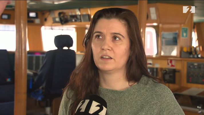 Teresa Silva sjávarlíffræðingur, leiðangursstjóri loðnuleitarinnar, svarar spurningum Stöðvar 2 í brú Árna Friðrikssonar í dag.