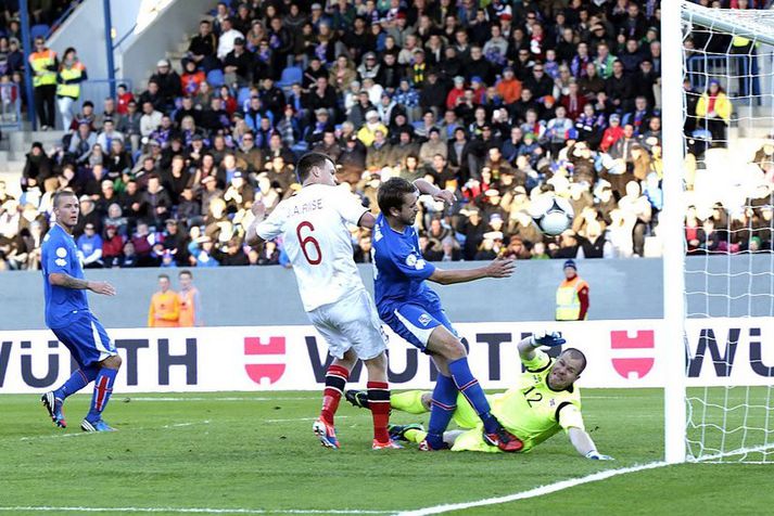 Kári Árnason kom Íslandi í 1-0 í fyrri leiknum á móti Noregi. 