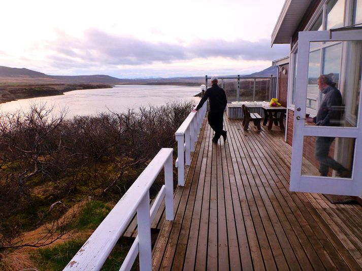 Útsýnið af verönd veiðihússins við Ásgarð í Soginu.