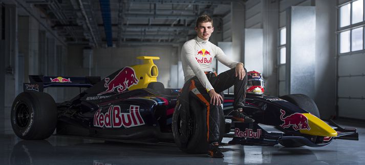 Max Verstappen situr á komandi keppnisbíl sínum.