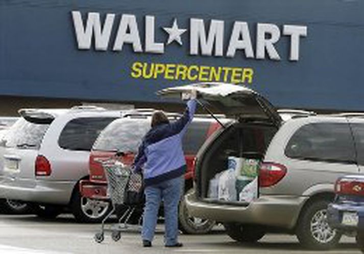 Viðskiptavinu Wal-Mart í North Fayette í Pennsylvaníu hleður vörum í bíl sinn.