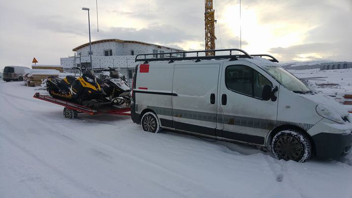 Þessum snjósleðum ásamt snjósleðakerru var stolið fyrir utan Lofnarbrunn 16 í Úlfarsardal aðafaranótt föstudags.