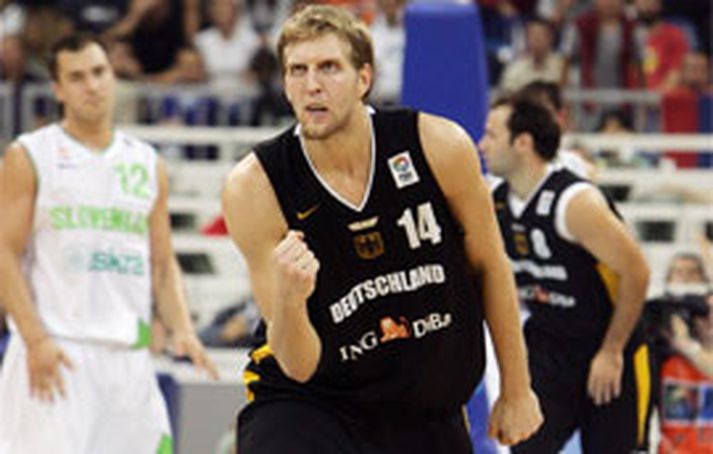 Dirk Nowitzki var í miklum ham gegn Japönum og skoraði 20 stig og hirti 9 fráköst í fyrri hálfleik