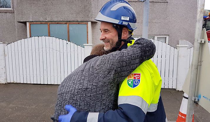 Eigandi kattarins var gríðarlega sáttur við slökkviliðið og átti erfitt með að leyna tilfinningum sínum.