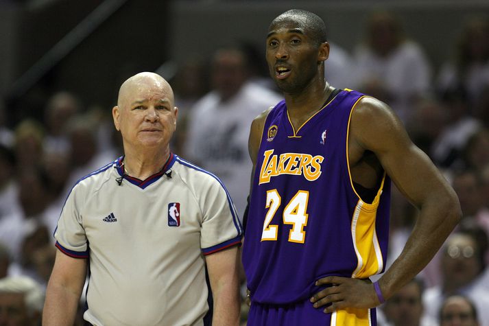 Joey Crawford og Kobe Bryant.