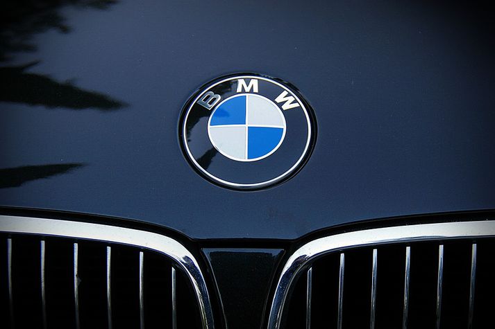 Sala BMW í fyrra var 2,09 milljónir bíla en Benz 2,29 milljónir.