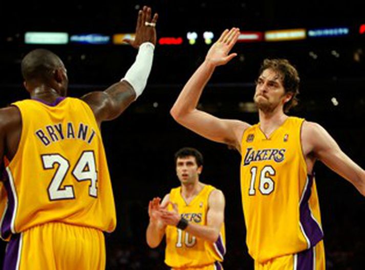 Kobe Bryant og Pau Gasol fóru fyrir Lakers í nótt