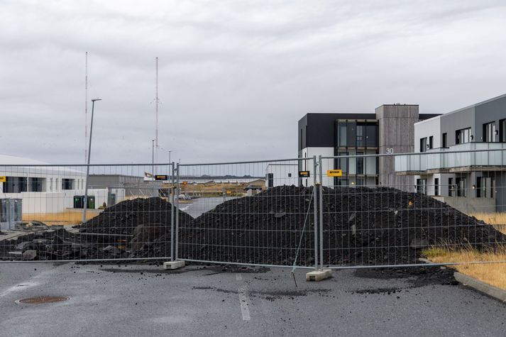 Grindavík opnaði á síðasta ári eftir að hafa verið lokuð mánuðum saman. Hundruð hafa selt heimili sín og flutt en einhverjir halda enn til þar. Hættuleg svæði eru girt af.