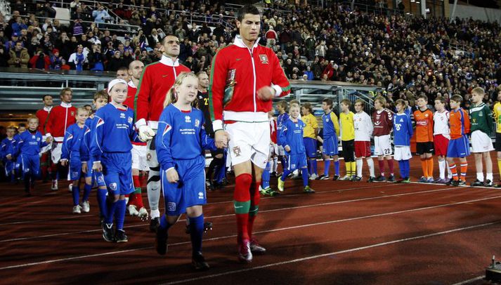 Cristiano Ronaldo gengur hér til leiks í Laugardalnum.