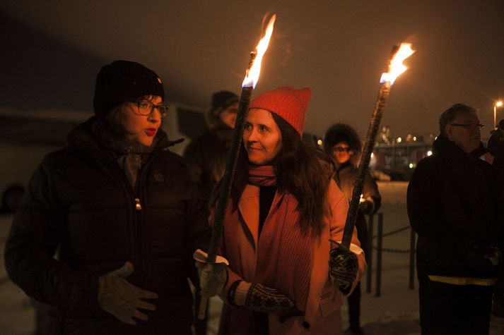 Eliza Reid forsetafrú leiddi blysför að Vitanum á Skarfagarði þar sem ástvinum gafst tækifæri til að rita nöfn og kveðjur til þeirra sem hafa svipt sig lífi.