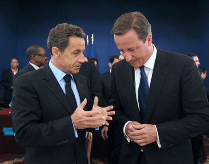 Nicolas Sarkozy, forseti Frakklands, sést hér ræða málin við David Cameron. Þeir hafa að sögn erlendra miðla, tekist harkalega á á fundum í Brusell.