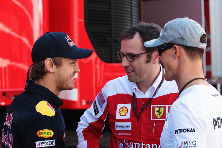 Sebastian Vettel spjallar hér við Stefano Domenicali, framkvæmdarstjóra Ferrari og Michael Schumacher, sem ók lengi með Ferrari.