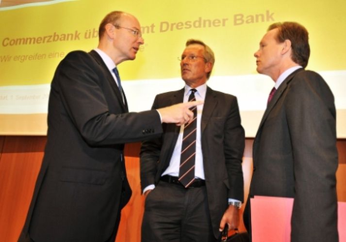 Martin Blessing, forstjóri Commerzbank, ræðir hér við Michael Diekmann, forstjóra Alliance, og Herbert Walter, forstjóra Dresdner Bank í dag.