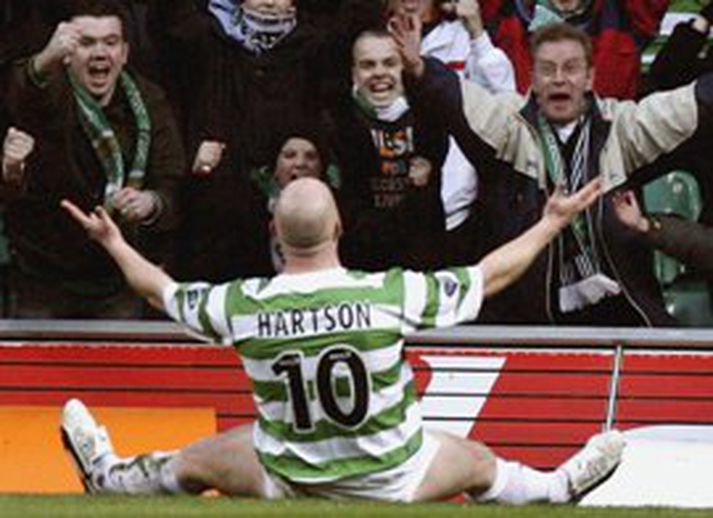 Afmælisbarnið John Hartson fagnaði að hætti hússins í kvöld, en mark hans nægði Celtic til að landa meistaratitlinum enn eina ferðina