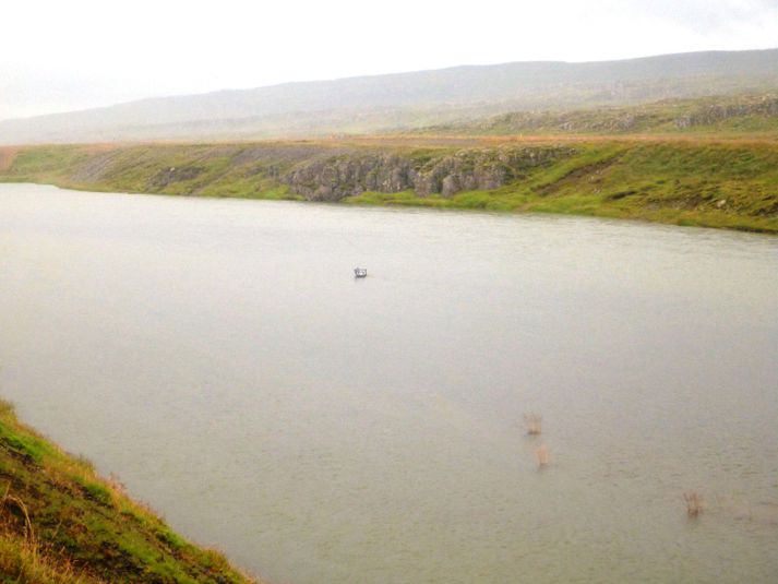 Bekkur sem boltaður er niður við veiðistað í Norðurá II sést hér úti í miðri á. Myndin er tekin síðdegis á laugardaginn þegar flóðin voru í hámarki.