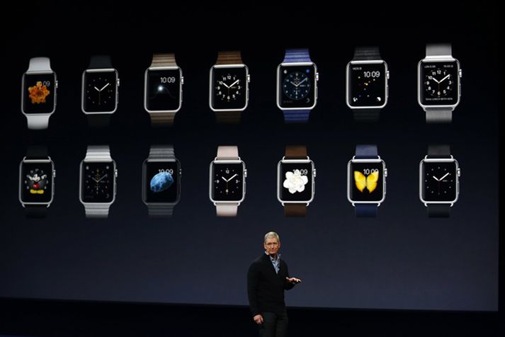 Tim Cook talar um Apple Watch á kynningunni í dag.