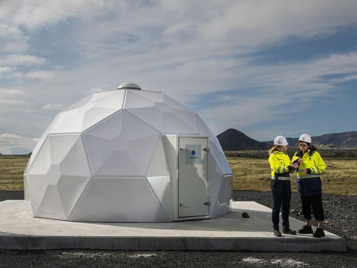 Carbfix hefur þróað tækni til þess að dæla koltvísýringi niður í jörðina í borholum eins og þessari. Þar binst hann bergi varanlega. Fyrirtækið ætlaði að byggja förgunarstöð fyrir koltvísýring sem yrði fluttir til landsins í Straumsvík á næstu árum. Ekkert verður úr þeim áformum.