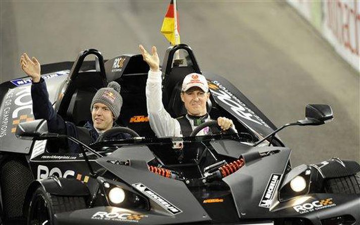 Sebastian Vettel og Michael Schumacher í veifa til áhorfenda í kappaksturskeppni meistaranna ( Race of Champions) í Þýskalandi á laugardaginn.