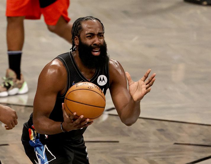 James Harden var ekki sáttur með varnarleik sinna manna í nótt.