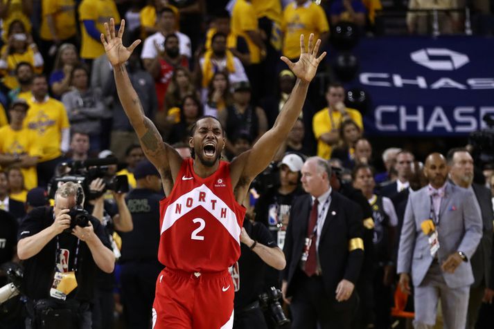 Kawhi Leonard fagnar NBA-titlinum með Toronto Raptors fyrr í þessum mánuði.