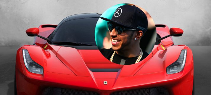 Lewis Hamilton brosir nú hringinn á nýja La Ferrari bíl sínum.