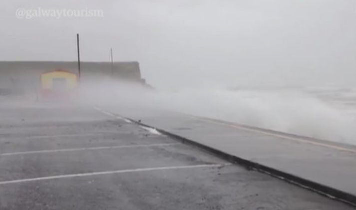 Fjölmargir hafa þurft að yfirgefa heimili sín vegna stormsins Desmond.