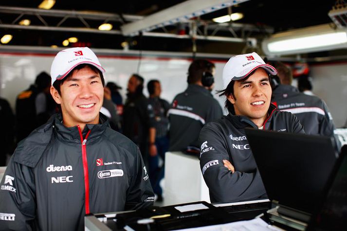 Kamui Kobayashi og Sergio Perez höfðu ekki ástæðu til að brosa svo blítt eftir að dómarar dæmdu bíla þeirra ólöglega eftir keppni.