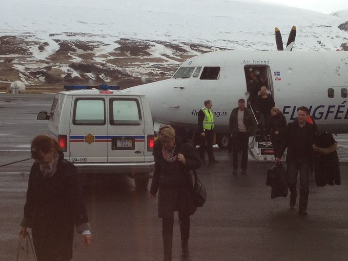 Hér má sjá lögreglubíl við flugvélina á Akureyrarflugvelli í dag. Athugið að fólkið á myndinni tengist fréttinni ekki beint.