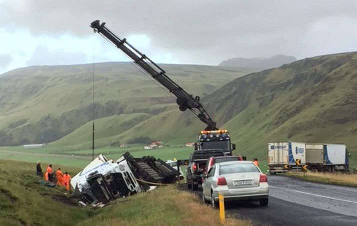 Frá vettvangi á þjóðveginum við Reynisfjall.