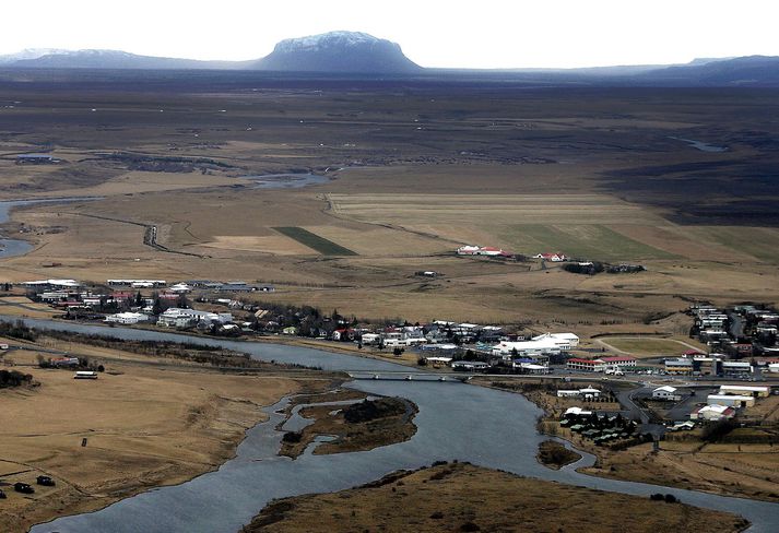 Vegfarendur eru því beðnir um að sýna ýtrustu aðgæslu við Ytri-Rangá hjá Hellu.