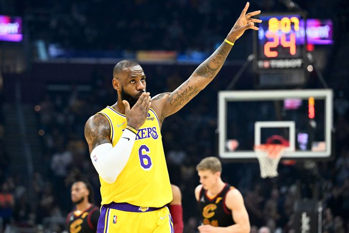 Gengi Los Angeles Lakers hefur ekki verið upp á marga fiska í vetur en LeBron James nýtur þess samt í botn að spila.