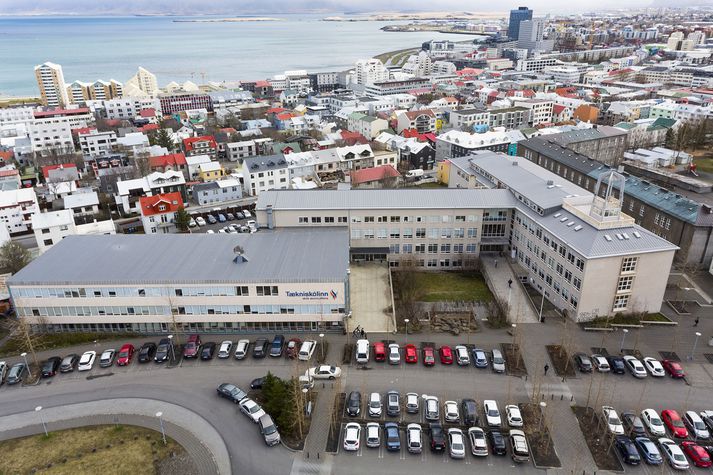 Leiðinlegt og asnalegt orðalag, segir skólameistarinn um orðaskipti sem rötuðu til móðurinnar. 