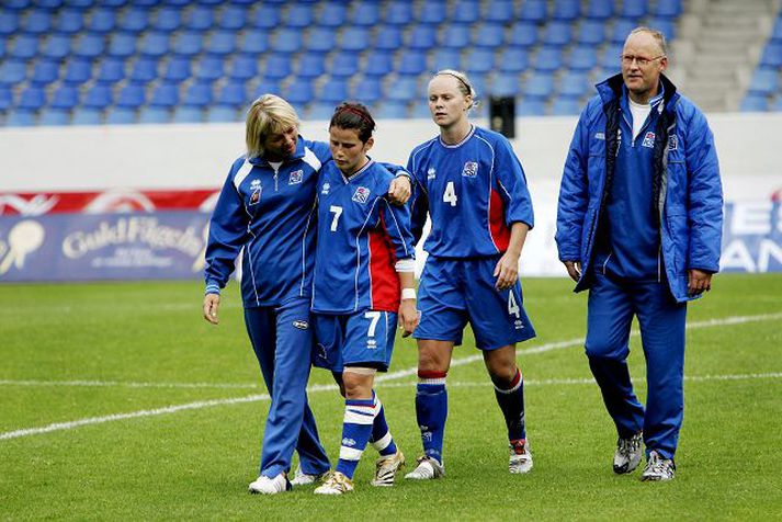 svekkelsi Ásta B. Gunnlaugsdóttir reynir hér að hressa Erlu Steinu Arnardóttur við en stelpurnar voru eðlilega svekktar eftir leikinn.