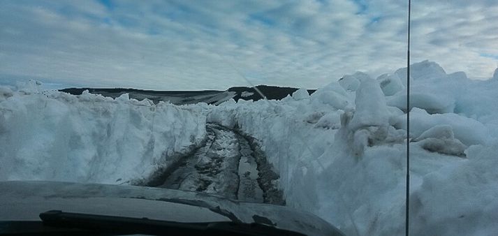 Eins og sjá má er gífurlega mikill snjór á leiðinni að Veiðivötnum