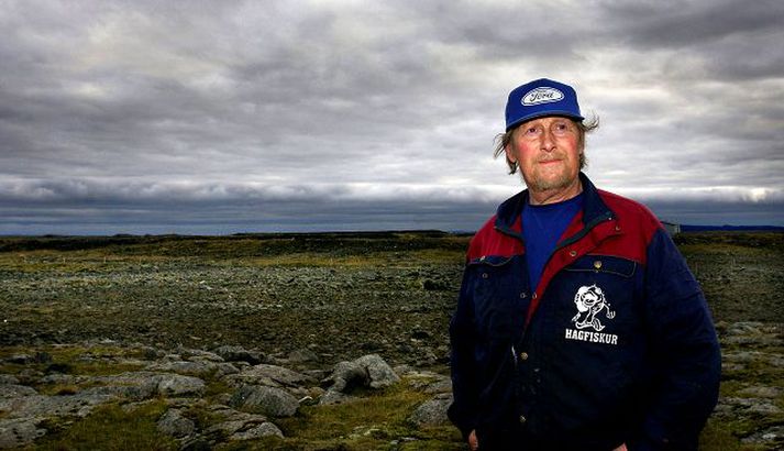 Með ruslahaugana í baksýn Leifur Ölver Guðjónsson, íbúi í Austur-Stafnesi í Sandgerði, segir að rusl hafi fokið úr haugnum og fuglinn hafi borið bein út um allt hraun.