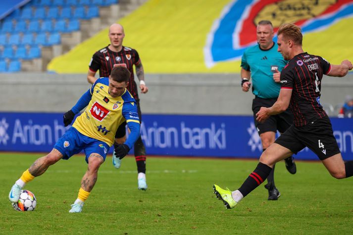 Hallgrímur Mar Steingrímsson með boltann í bikarúrslitaleiknum þar sem KA sigraði Víking, 2-0.