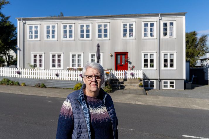 Húsið sem Guðlaug stendur hér við er við Efstasund 99 og er eitt af elstu íbúðarhúsum Reykjavíkur. Húsið var upprunalega við Aðalstræti 6 en var flutt í Efstasund árið 1951 í heilu lagi.