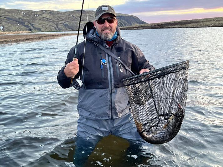 Georg Andersen með fallegan urriða úr Geldingatjörn