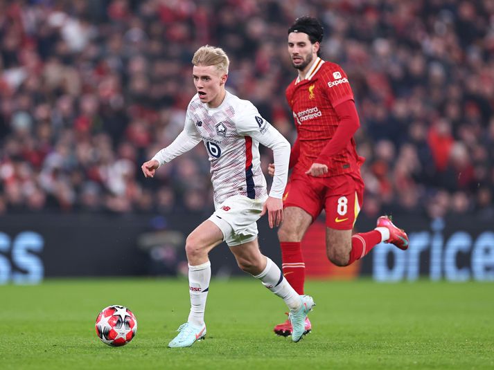 Hákon Arnar með boltann á Anfield í síðustu viku, hundeltur af Dominik Szoboszlai.