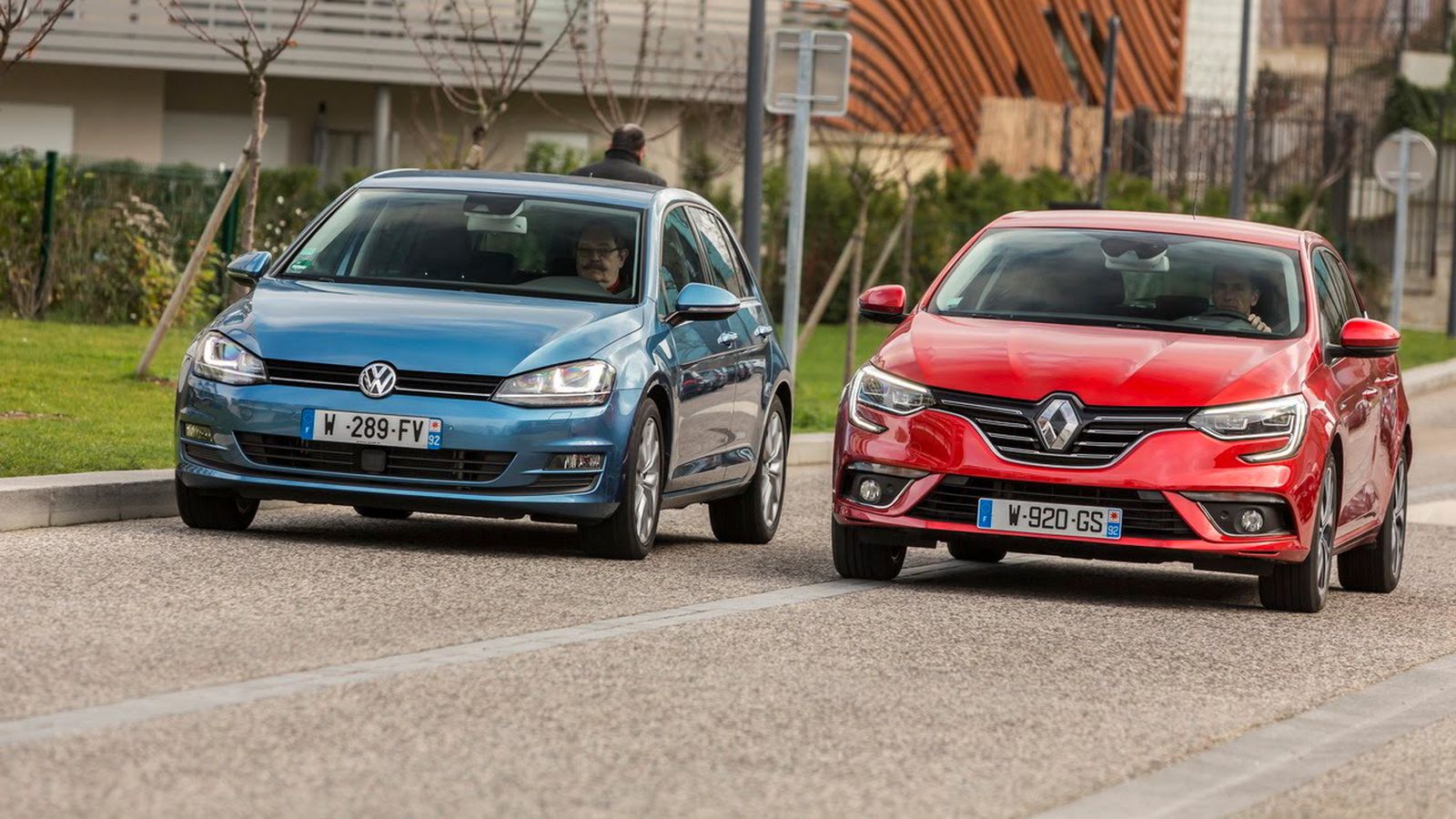 Volkswagen Golf vs Renault