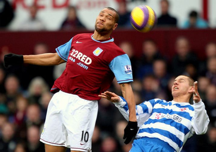 John Carew er á sínum stað í norska landsliðshópnum. Hér berst hann um boltann við Ívar Ingimarsson sem er hættur að spila með íslenska landsliðinu.