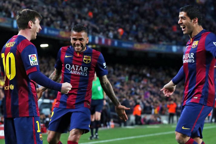 Dani Alves fagnar hér með Lionel Messi og Luis Suarez.