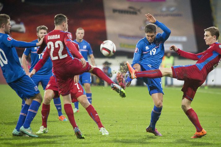 Íslenska liðið situr í öðru sæti riðilsins einu stigi á eftir Tékkum. Því er um toppslag í riðlinum að ræða.