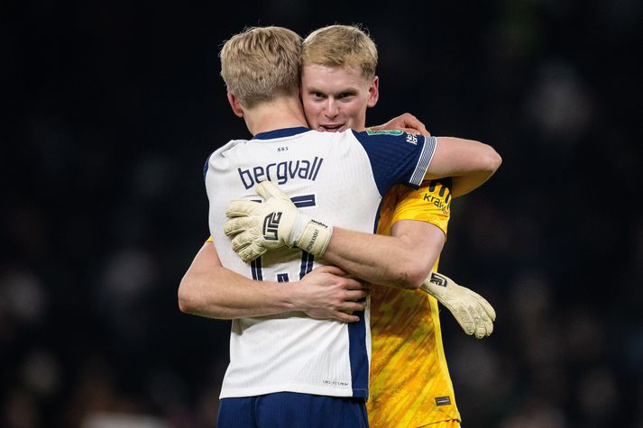 Antonin Kinsky fagnar með Lucas Bergvall sem skoraði sigurmark Tottenham gegn Liverpool.