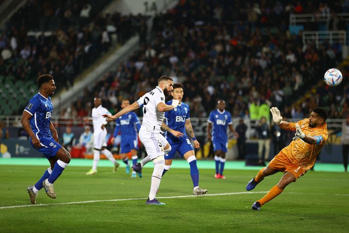 Karim Benzema stangar hér boltann inn fyrir Real Madrid í sigri liðsins gegn Al Hilal í kvöld. 