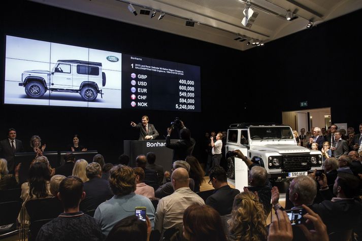 Land Rover Defenderinn boðinn upp.