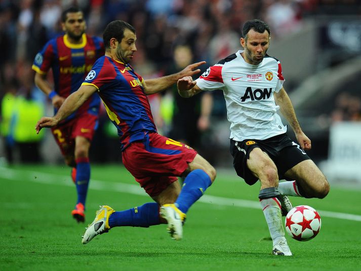 Javier Mascherano tæklar Ryan Giggs í kvöld.