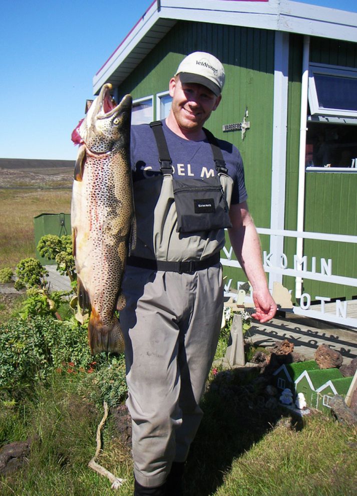 Haukur Böðvarsson með metfisk sumarsins úr Grænavatni. Fiskurinn er reyndar sá stærsti sem veiðst hefur í vötnunum