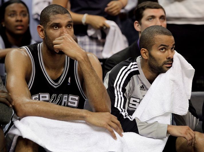 Afmælisbarnið Tim Duncan var ekki hress í nótt frekar en Tony Parker.