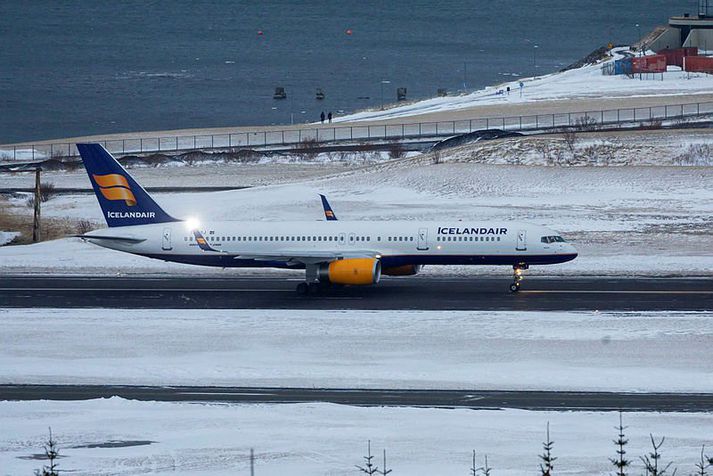 Flugferðir til og frá Keflavíkurflugvelli hafa meira og minna legið niðri í dag vegna vindhviða og éljagangs.